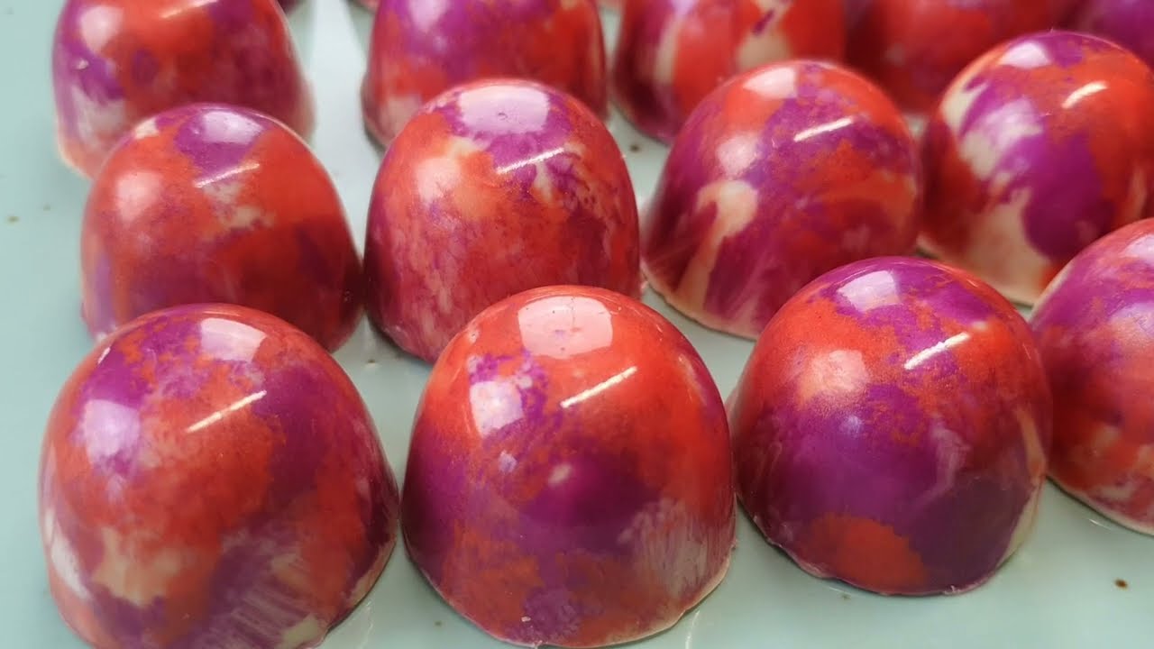 Vou te ensinar a pintar bombons de chocolate! Fica incrivelmente lindo e delicioso.